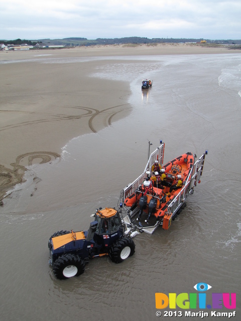 SX26444 Big and small lifeboat tracktors with boats